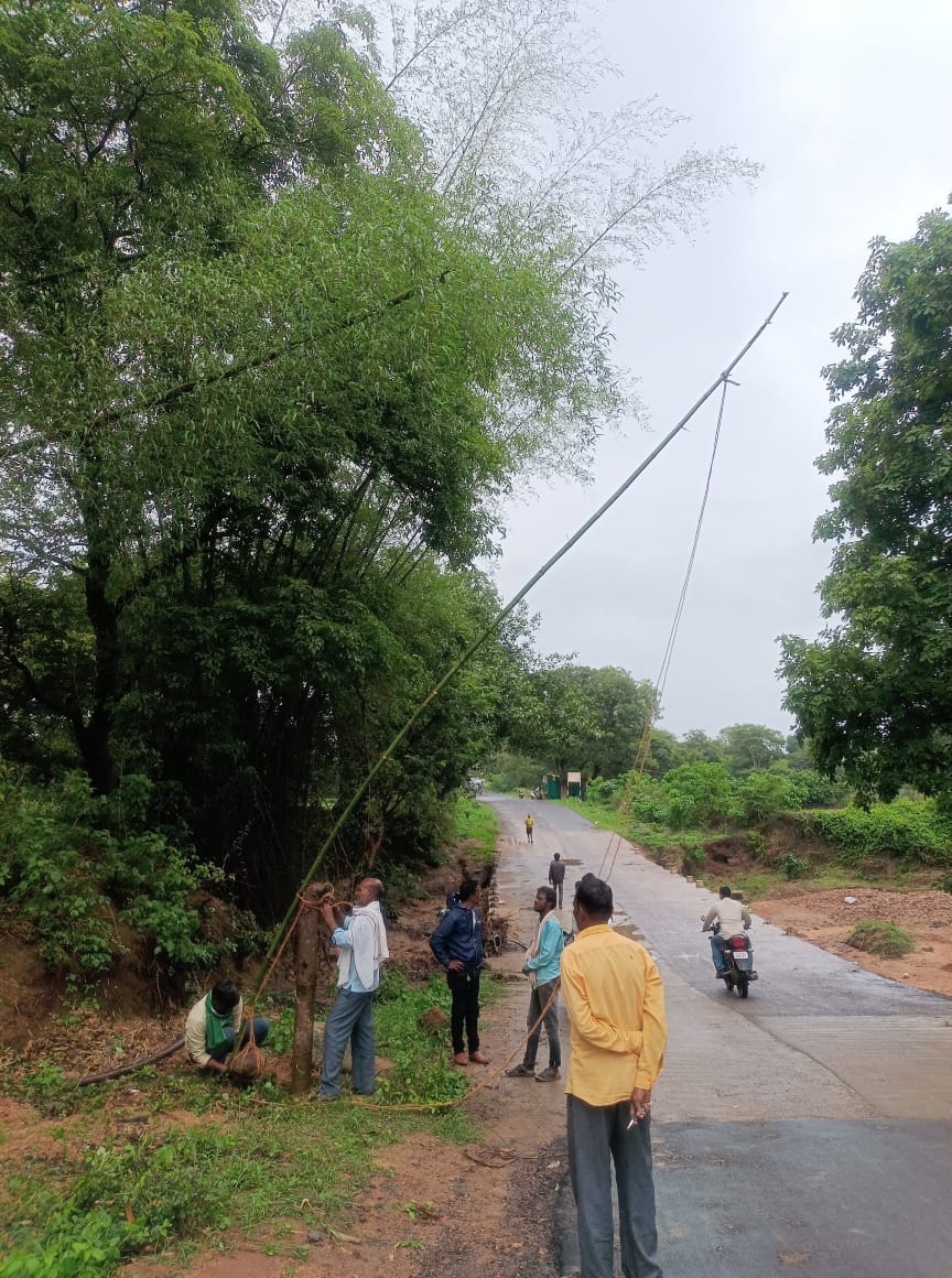 तेज बहाव वाले नदी नालों पर सुरक्षा के लिए बैरिकेड लगाए गए