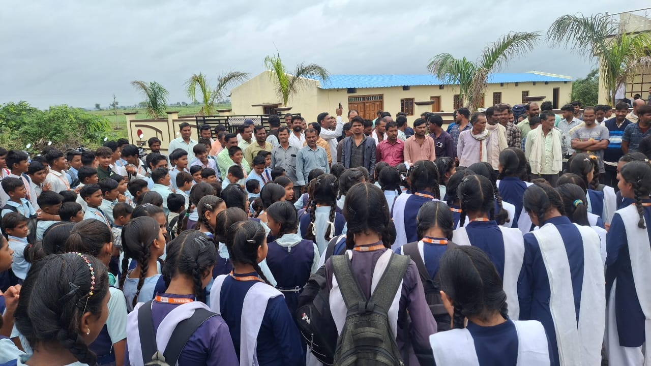 प्राचार्य के स्थानांतरण पर रोक लगाने छात्र-छात्राओं ने किया जोरदार प्रदर्शन