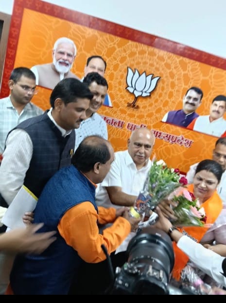 उमरिया आज भारतीय जनता पार्टी मध्यप्रदेश भोपाल कार्यालय में नवनिर्वाचित प्रदेश अध्यक्ष आदरणीय हेमंत खंडेलवाल जी से आत्मीय मुलाकात करते हुए उमरिया जिले के सभी मंडल अध्यक्ष