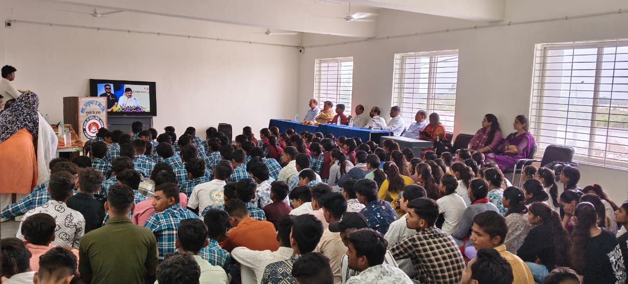 सीएम डॉ. मोहन यादव ने सिंगल क्लिक से छात्रों के खातों में डाली लैपटॉप की राशि, सुसनेर में लाइव प्रसारण