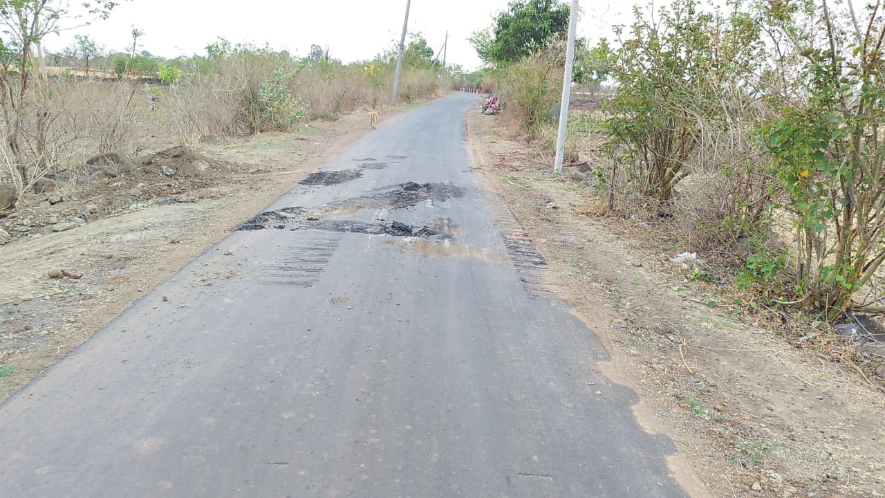 प्रधानमंत्री सड़क में चल रहा भ्रष्टाचार,सड़कों का जाल तो बिछाया,परंतु देखरेख के नाम पर लीपापोती