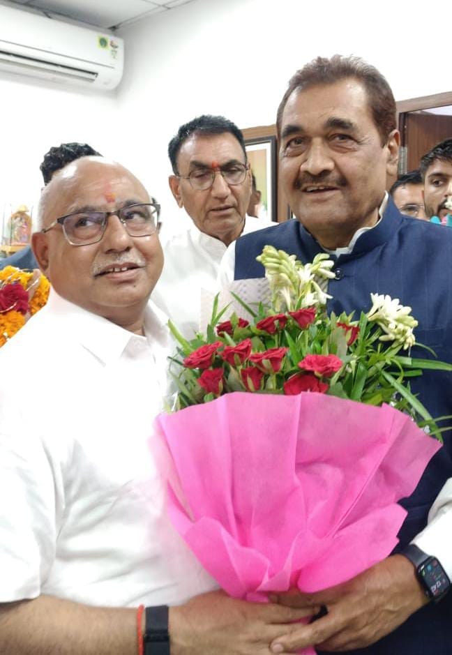 भोपाल प्रवास पर आज भारतीय जनता पार्टी प्रदेश कार्यालय में नव नियुक्त प्रदेश अध्यक्ष आदरणीय श्री हेमंत खंडेलवाल जी से प्रत्यक्ष रूप से सौजन्य भेंट कर नवीन संरक्षक के तौर पर भाजपा प्रदेश अध्यक्ष बनाए जाने पर अपनी ओर से स्नेहिल शुभकामनाएं प्रेषित की