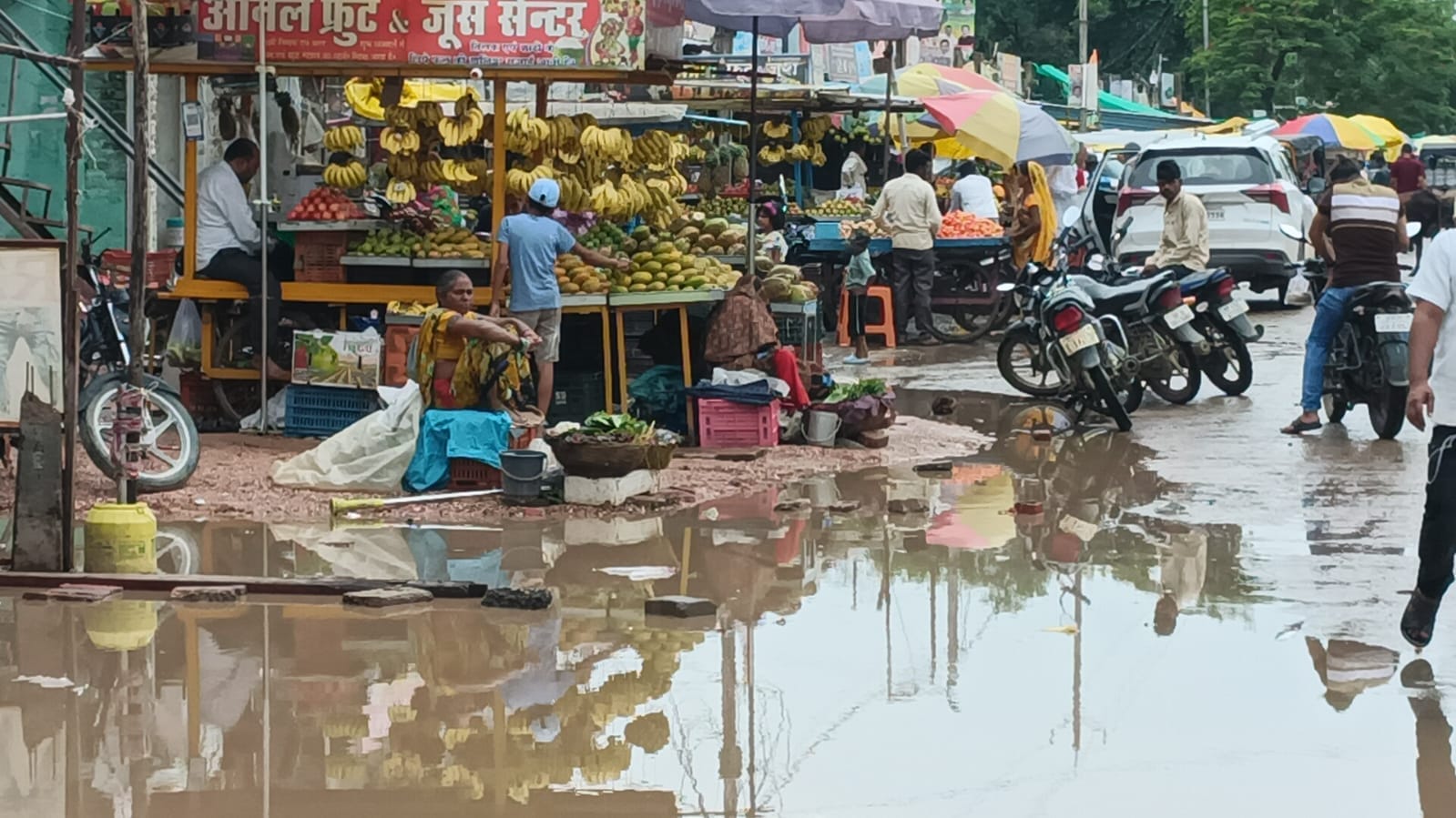 अमरपाटन – सतना चौराहे पर जलभराव की स्थित हुई निर्मित , सौंदर्यीकरण के लिए बनाई गई सड़क पर ठेला लगाने वाले ने सीसी रोड पर डाल दी मिट्टी, नालियों में जाने वाला पानी भरा सड़कों पर , लोगो को आने जाने में हो रही परेशानी , सड़को के दोनों और लगे ठेले हुआ अतिक्रमण