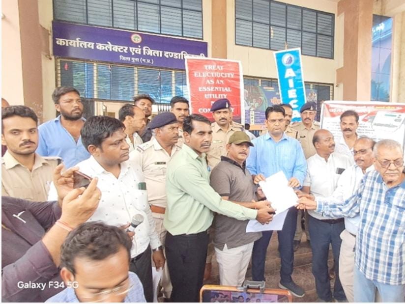 कलेक्टोरेट पहुंचकर सौंपा ज्ञापन शहरभर में विरोध की लहर- ‘स्मार्ट मीटर नहीं, ये तो लूट की मशीन है’—बिजली उपभोक्ताओं का आरोप