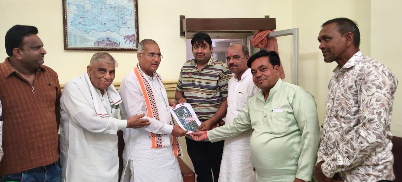 इंदौर-कोटा रोड से अमरकोट तक पक्की सड़क निर्माण की मांग ,धार्मिक और ऐतिहासिक दृष्टि से महत्वपूर्ण ग्राम को मिले पक्की सड़क की सौगात – सांसद से प्रतिनिधिमंडल ने की भेंट