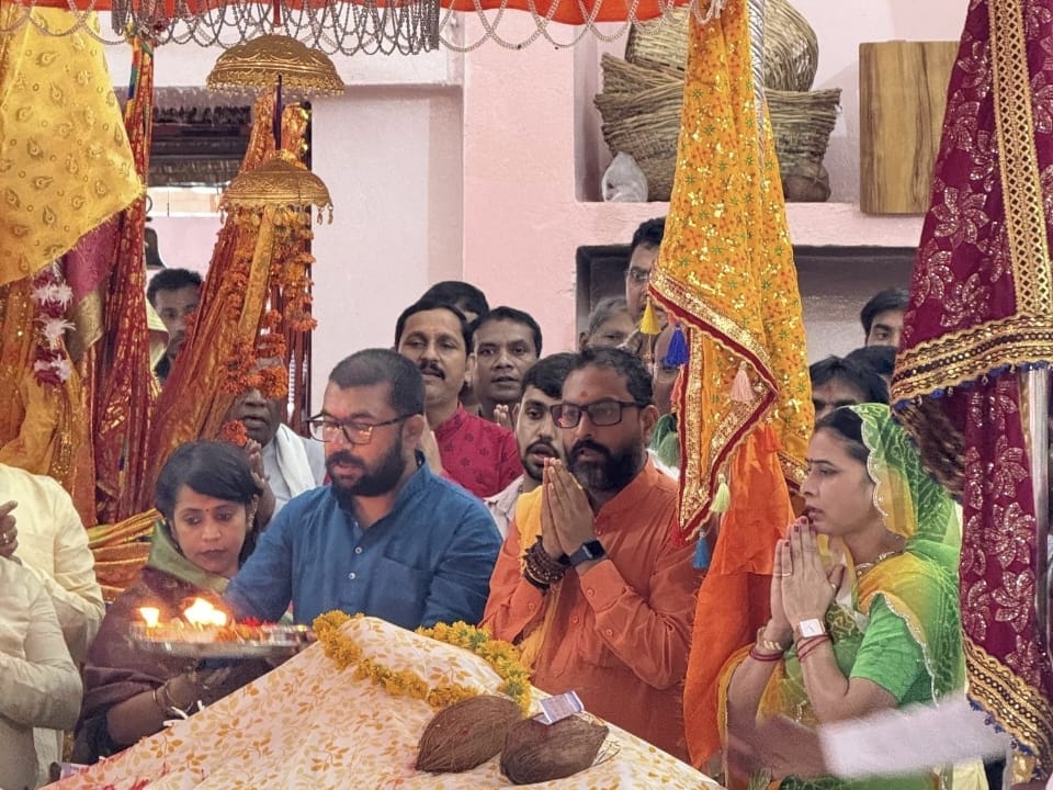 छिंदवाड़ा की सुख,शांति समृद्धि की कामना के साथ सांसद बंटी विवेक साहू ने दादा भक्तों के साथ दादाजी दरबार में टेका माथा  13 दिवसीय पदयात्रा के अंतिम दिन परिवार सहित दादाजी दरबार खंडवा में पहुंचकर की जिलेवासियों के लिए सुख-समृद्धि और खुशहाली की कामना