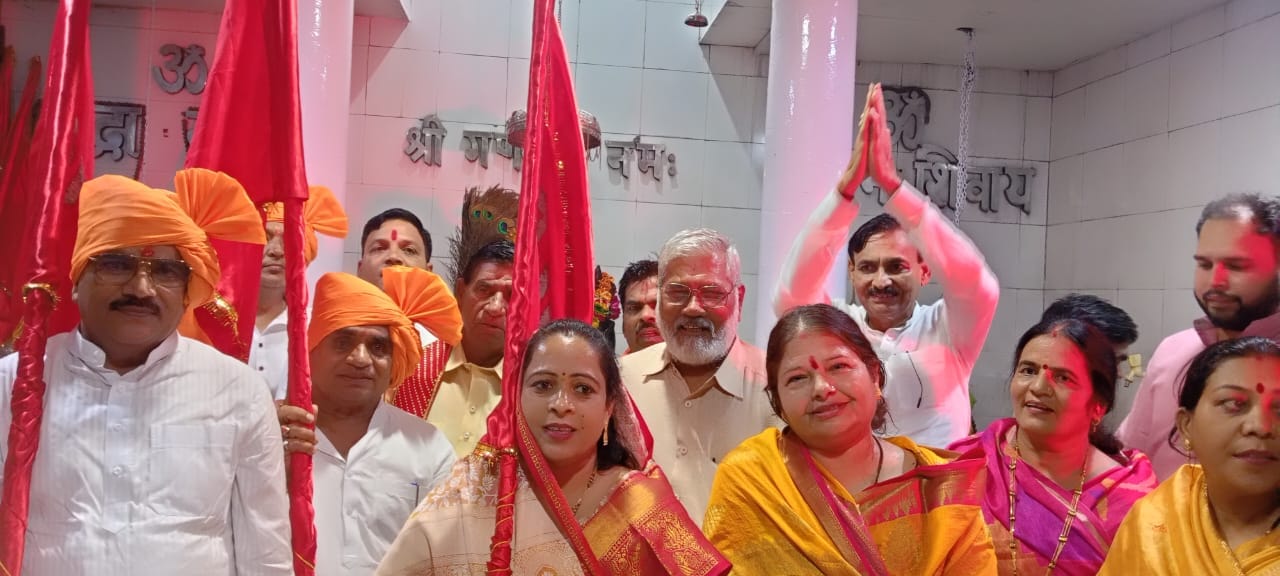 दादाजी के नाम का स्मरण करते हुए निशान लेकर श्री गणेश धाम से सांसद श्री पाटिल पहुंचे दादाजी धाम, सभी के कल्याणार्थ क्षेत्र एवं पूरे देश की सुख समृद्धि की कामना के लिए धूनीमाई में दी आहूति