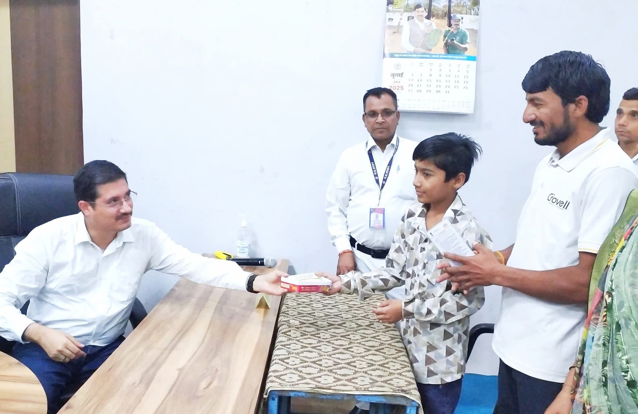 समस्या हल हुई,तो बच्चे ने जनसुनवाई में ही बांटी मिठाई, मुस्कुराते हुए कलेक्टर ऋषव गुप्ता से मिलाया हाथ