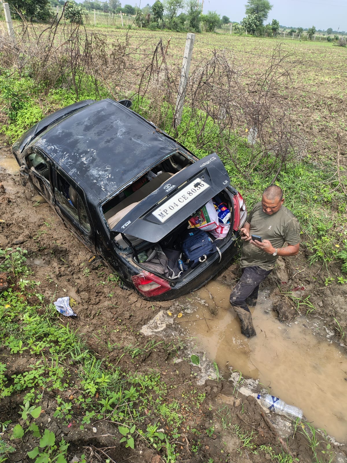 थाना म्याना क्षेत्र में ग्राम भदौरा के पास कार मवेशी से टकराकर अनियंत्रित होकर खाई मे गिरी , 06 घायलों को डायल-112/100 जवानों ने एफ़ आर व्ही वाहन एवं चिकित्सा वाहन से पहुँचाया अस्पताल