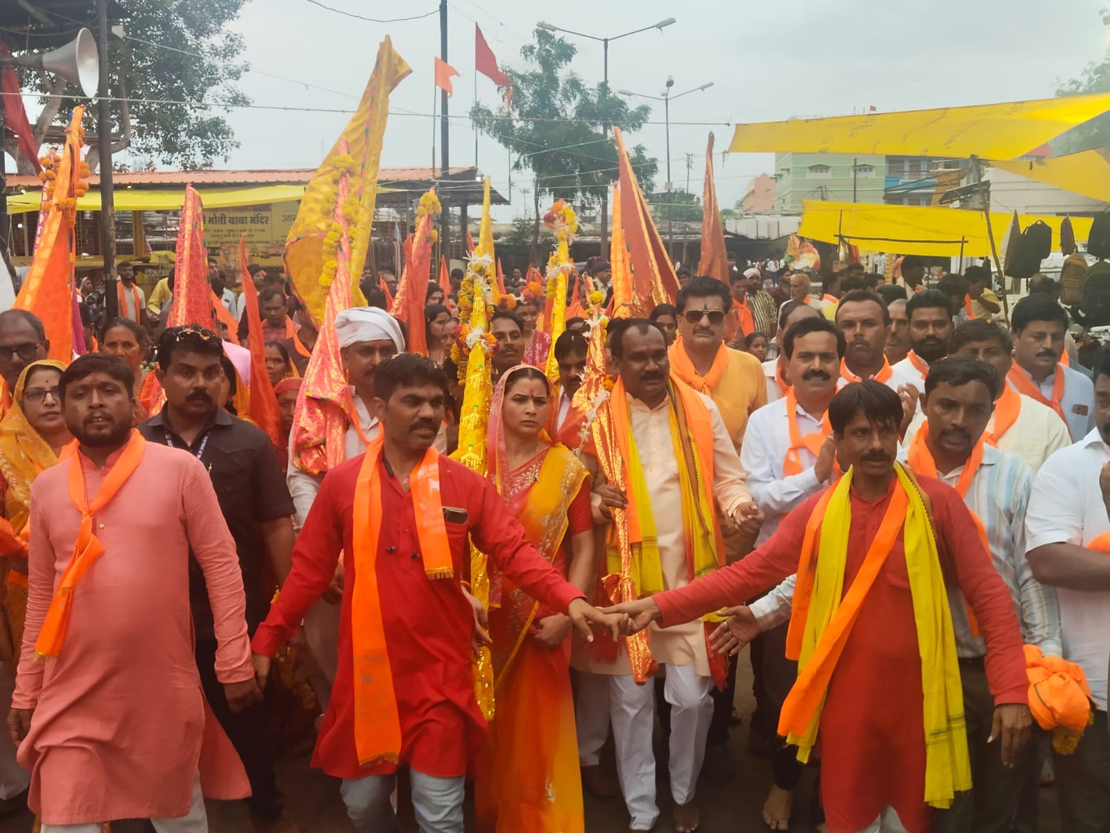 खंडवा विधायक श्री दादाजी श्रृद्धा संगम निशान यात्रा के माध्यम से संतों का आशीर्वाद लेकर पहुंची दादाजी धाम