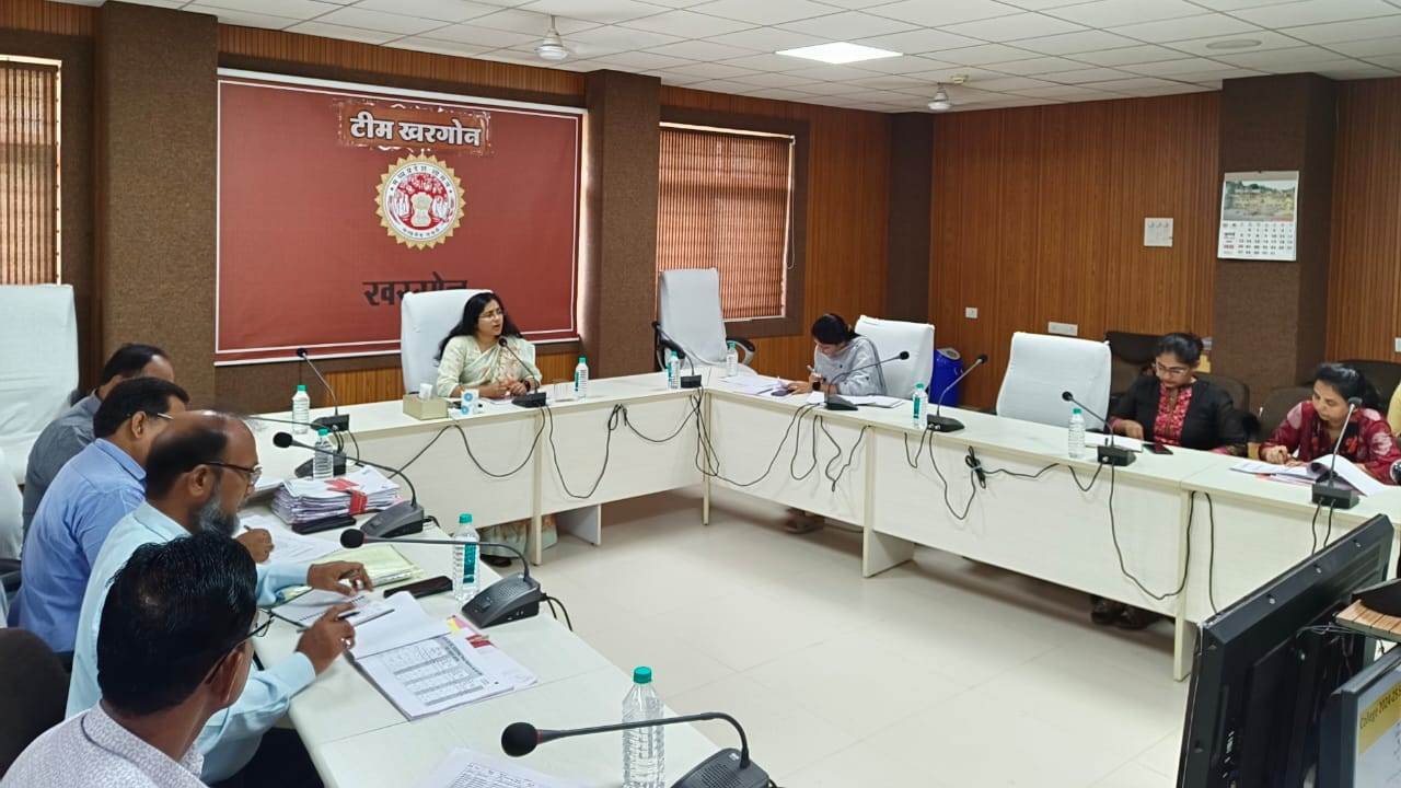 कलेक्टर ने की शिक्षा विभाग से जुड़ी विभिन्न बिन्दुओं पर गहन समीक्षा