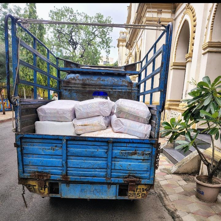 सूरज नगर स्थित शिवम ट्रांसपोर्ट से निगम द्वारा 300 किलो प्रतिबंधित पॉलिथीन जप्त करने की कार्यवाही की गई ट्रांसपोर्ट अधिनियम के तहत प्रतिबंधित सामग्री ट्रांसपोर्ट करने वालों पर भी कार्यवाही की जाएगी – निगम आयुक्त आशीष पाठक