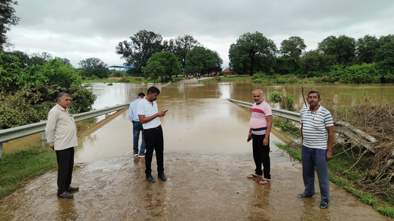 रामनगर ब्लॉक के कई स्थानों में जल भराव की स्थिति है। जिसको लेकर रामनगर के नायब तहसीलदार ललित धार्वे नायब तहसीलदार रोशनलाल रावत थाना प्रभारी विजय सिंह परस्ते द्वारा लगातार जहां जल भराव की स्थिति एवं पुलिया एवं रपटा के ऊपर पानी बह रहा है। सभी स्थानों पर लगातार भ्रमण किया जा रहा है