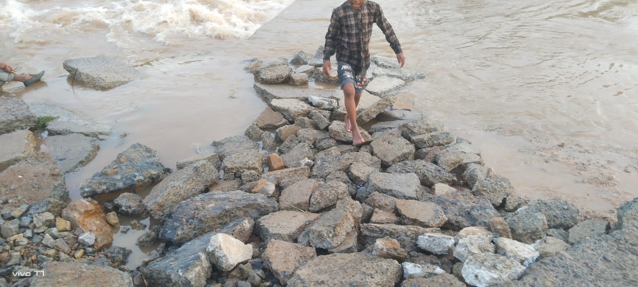 खैरा नदी का रपटा टूटा, कई गांवों का संपर्क टूटा – जयंती तिवारी ने की वैकल्पिक मार्ग की मांग