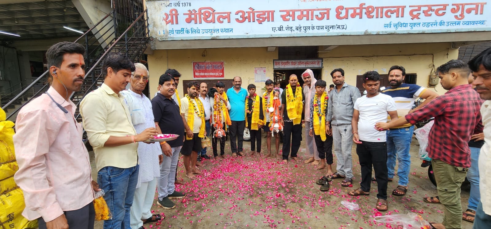 श्री धाम उज्जैन से केदारनाथ  धाम जा रहे शिव भक्तों को ओझा समाज द्वारा स्वागत कर रात्री विश्राम के लिए धर्मशाला पर ठहराया गया