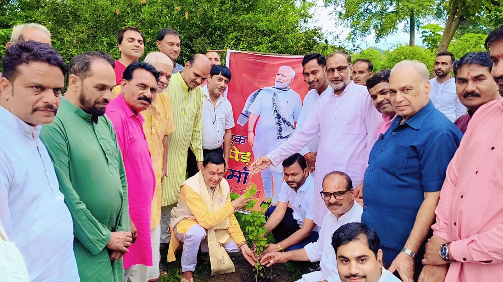 भाजपा प्रदेश प्रतिनिधि दिलीप सकलेचा एवं जिलाध्यक्ष ओम मालवीय ने एक पेड़ मां के नाम अभियान अंतर्गत किया पौधारोपण