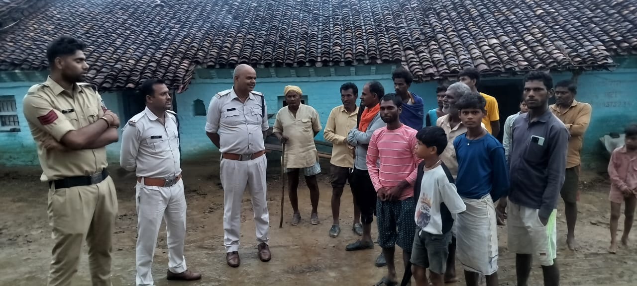 अमरपाटन – पुलिस मुख्यालय द्वारा नशे के विरुद्ध चलाए ज रहे अभियान “नशे से दूरी – है जरूरी के तहत आज पुलिस अधीक्षक सुधीर अग्रवाल के निर्देशन एवं एसडीओपी ख्याति मिश्रा के मार्गदर्शन में थाना पुलिस अमरपाटन स्टाफ के द्वारा कस्बे के झुग्गी बस्तियों में जाकर नशे के प्रति जागरूक किया गया