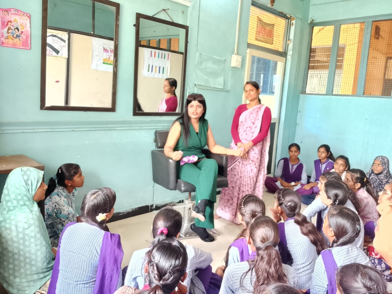 सुसनेर में आयोजित हुआ एक दिवसीय ब्यूटी लेक्चर ,,सेलिब्रिटी मेकअप आर्टिस्ट चेतना राठौर ने दीं प्रोफेशनल टिप्स