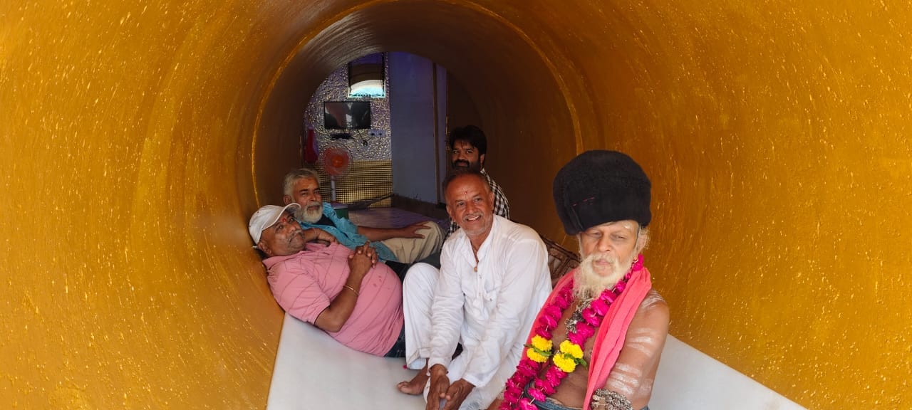 बड़वाह नावघाट खेड़ी मुक्तिधाम के समीप नर्मदा तट पर स्थित अवधूत संत श्री टाटम्बरी सरकार के 1008टाटम्बरी सरकार आश्रम पर ध्यान साधना भक्ति के लिए पांच लाख रुपए की लागत से 24 फिट लंबी गोलाकार गोल्डन गुफा का निर्माण हुआ है।