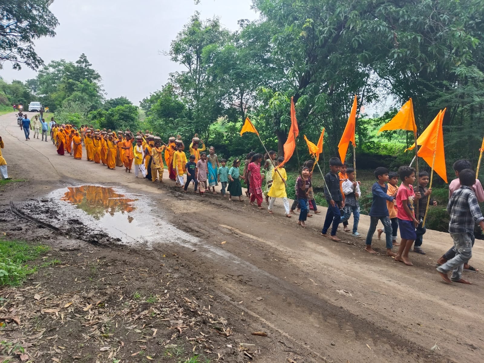 ज्योति कलश रथ यात्रा का ग्राम बिछोली के गायत्री परिजनों व ग्रामजनों ने आदिवासी रिती रिवाज के अनुसार भव्य स्वागत किया