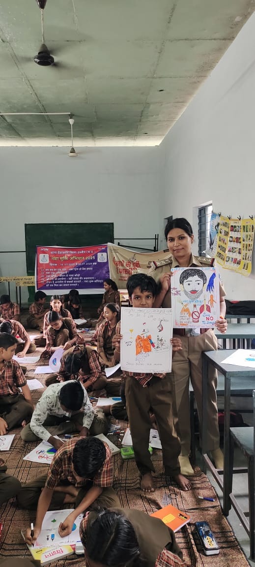 उज्जैन थाना देवासगेट पुलिस द्वारा नशे से दूरी है जरूरी” अभियान के अंतर्गत शासकीय विद्यालय में चित्रकला प्रतियोगिता का आयोजन कर दिया नशे के विरुद्ध संदेश 