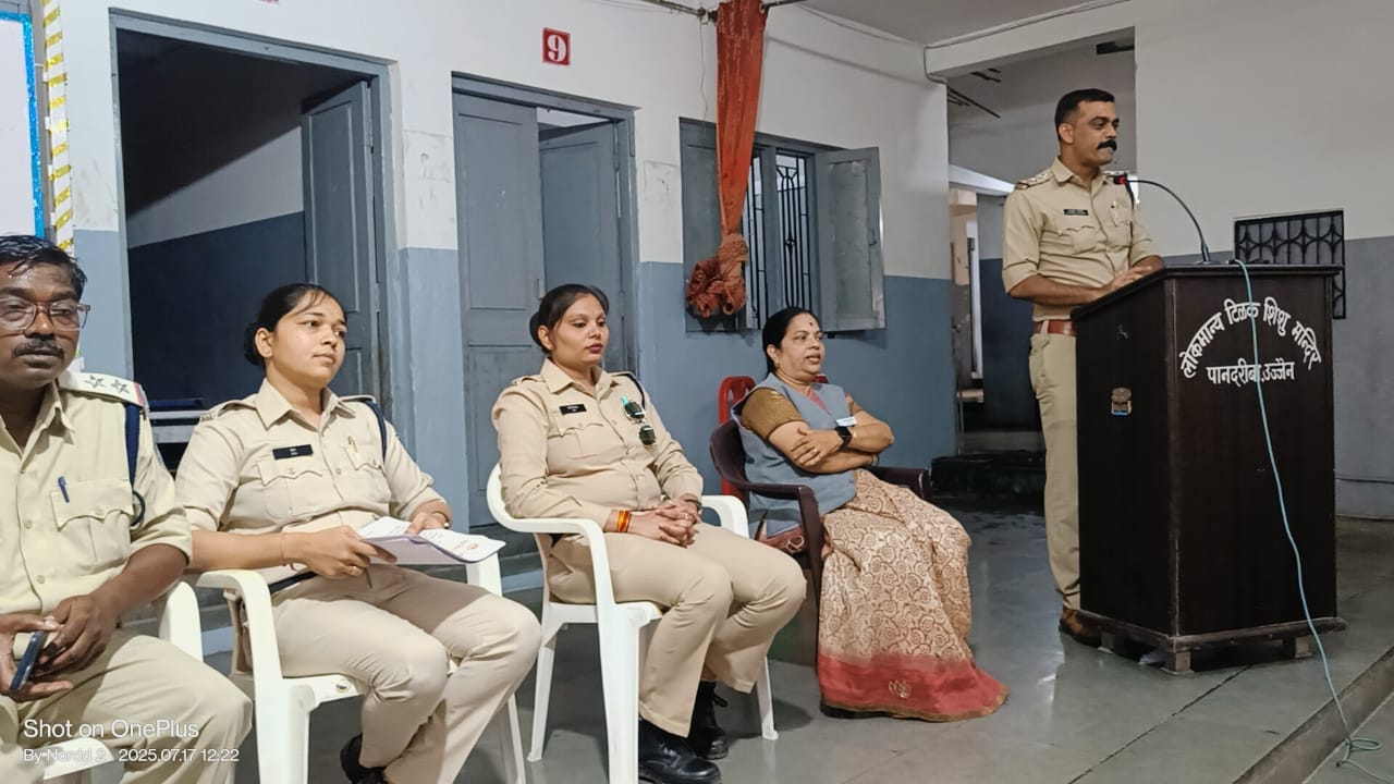 उज्जैन पुलिस थाना खाराकुआ द्वारा “नशे से दूरी है जरूरी” जन-जागरूकता अभियान के अंतर्गत स्कूली छात्रों को दिलाई गई नशा न करने की शपथ