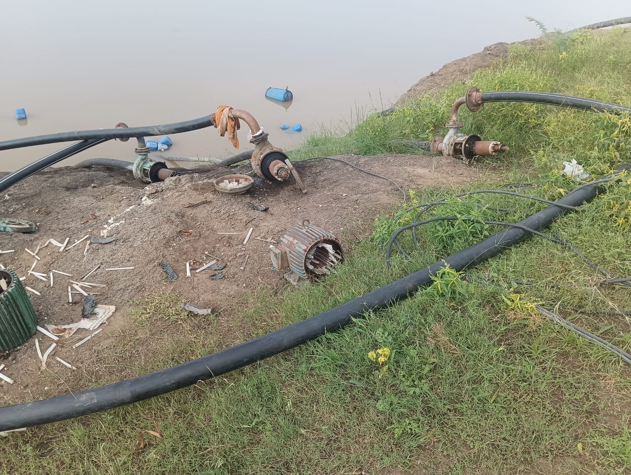 खेतों में सिंचाई की 11 मोटर के तांबे के तार काटकर ले गए चोर सिंचाई के अभाव में फसलों का हो रहा नुकसान