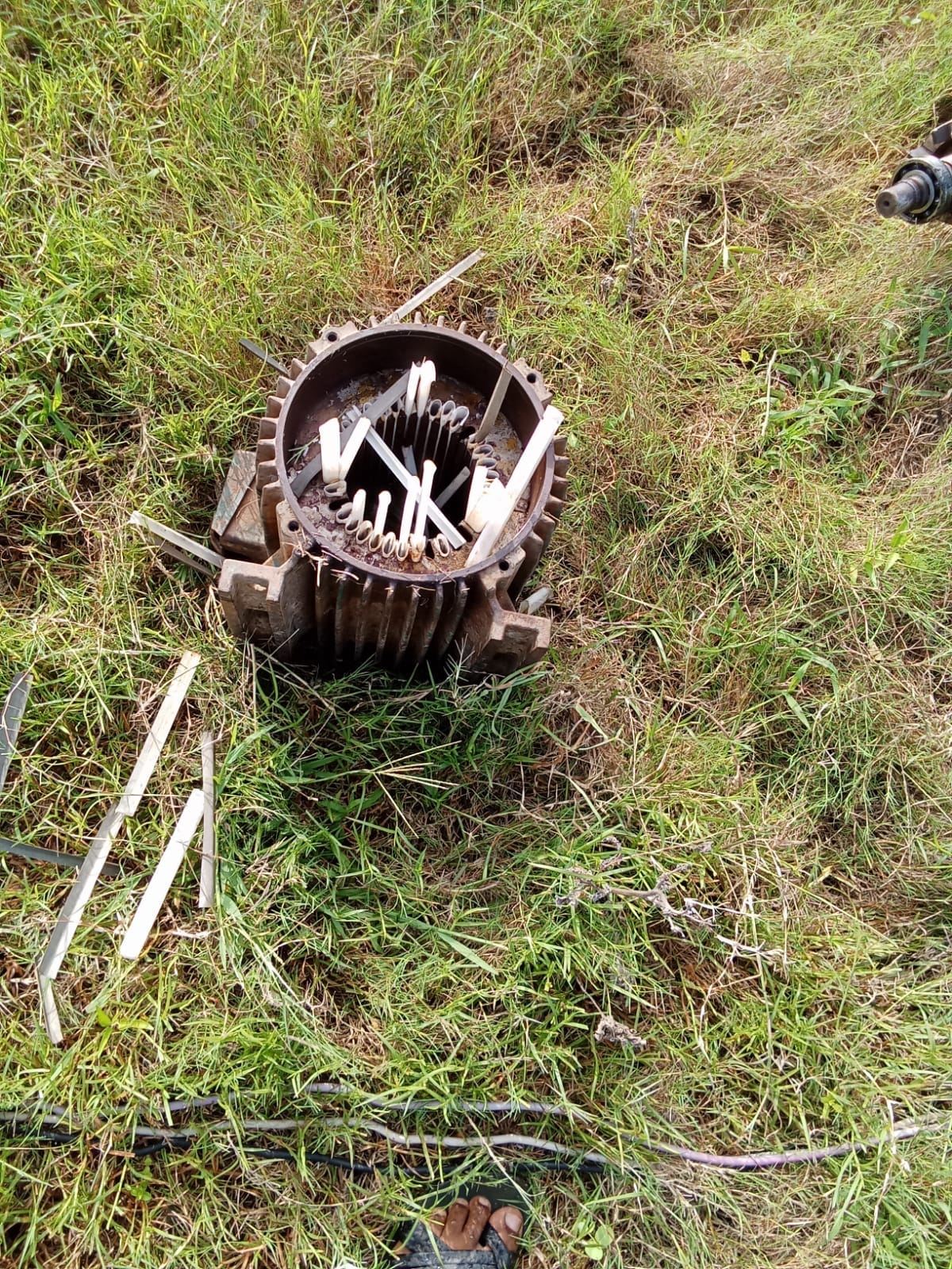 खेतों में सिंचाई की 11 मोटर के तांबे के तार काटकर ले गए चोर सिंचाई के अभाव में फसलों का हो रहा नुकसान