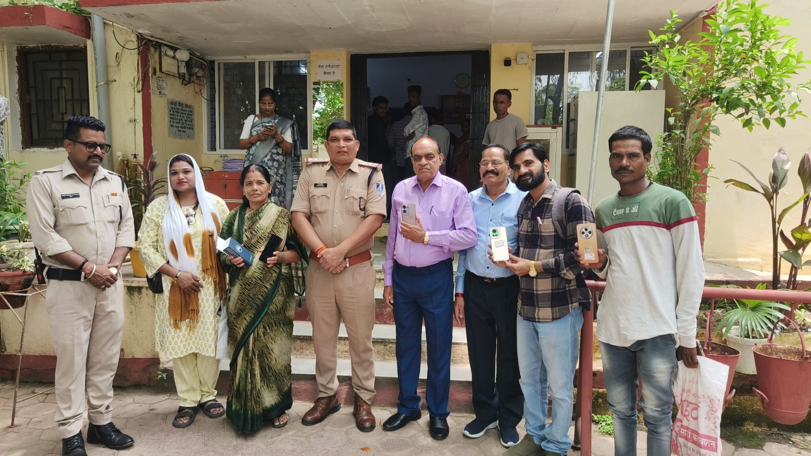 उज्जैन थाना नीलगंगा 04 लाख रुपये मूल्य के गुम मोबाइल ट्रेस कर किए मालिकों को सुपुर्द। CEIR पोर्टल के माध्यम से थाना नीलगंगा पुलिस को बड़ी सफलता – 04 लाख रुपये मूल्य के गुम मोबाइल ट्रेस कर किए मालिकों को सुपुर्द