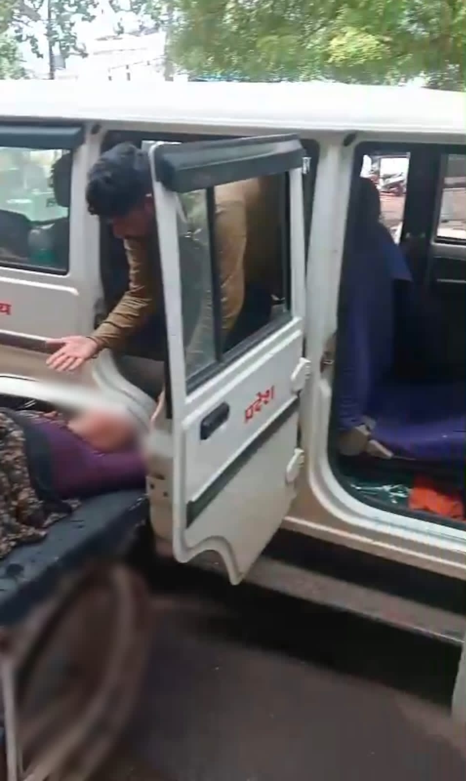 गुना जिले के म्याना थाना क्षेत्र में दो पक्षों के विवाद में घायल हुई महिला को, डायल-112/100 जवानों ने एफ आर व्ही वाहन से अस्पताल पहुँचाया