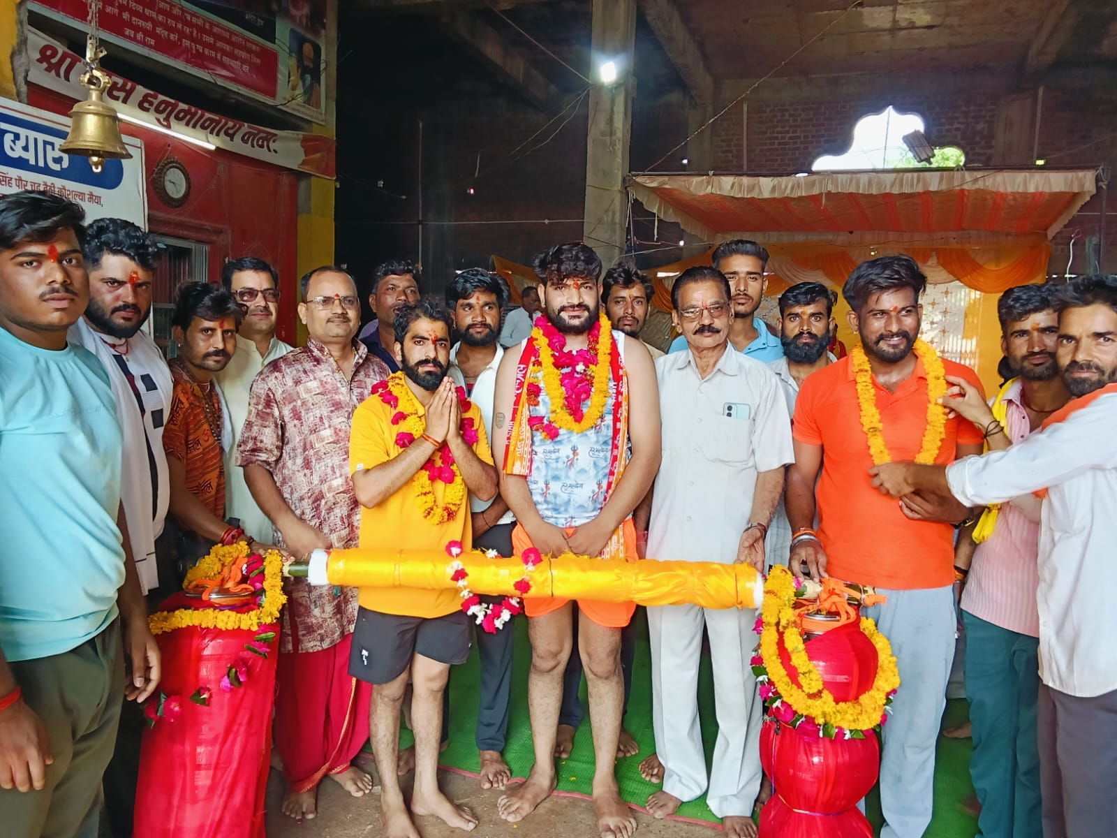 आरोन – क्षेत्र की सुख-समृद्धि अच्छी फसलें और विश्व कल्याण के लिए उठाई 51लीटर भार की कांवड़