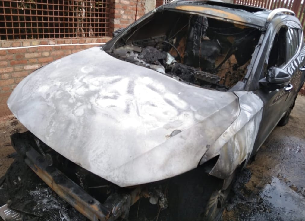 उचेहरा – नगर के वार्ड 4 निवासी महेश शर्मा ( दाऊ) के घर के अन्दर खड़ी फोर व्हीलर में अज्ञात लोगों द्वारा पेट्रोल डाल गाडी को जलाने का किया प्रयास