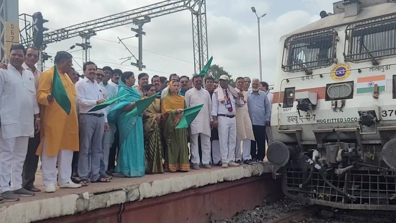 सांसद के प्रयासों से संसदीय क्षेत्र को प्रतिदिन चलने वाली काचीगुड़ा हैदराबाद जोधपुर एक्सप्रेस की मिली सौगात ,विधायक महापौर सहित शहर के गणमान्य लोगों ने किया स्वागत