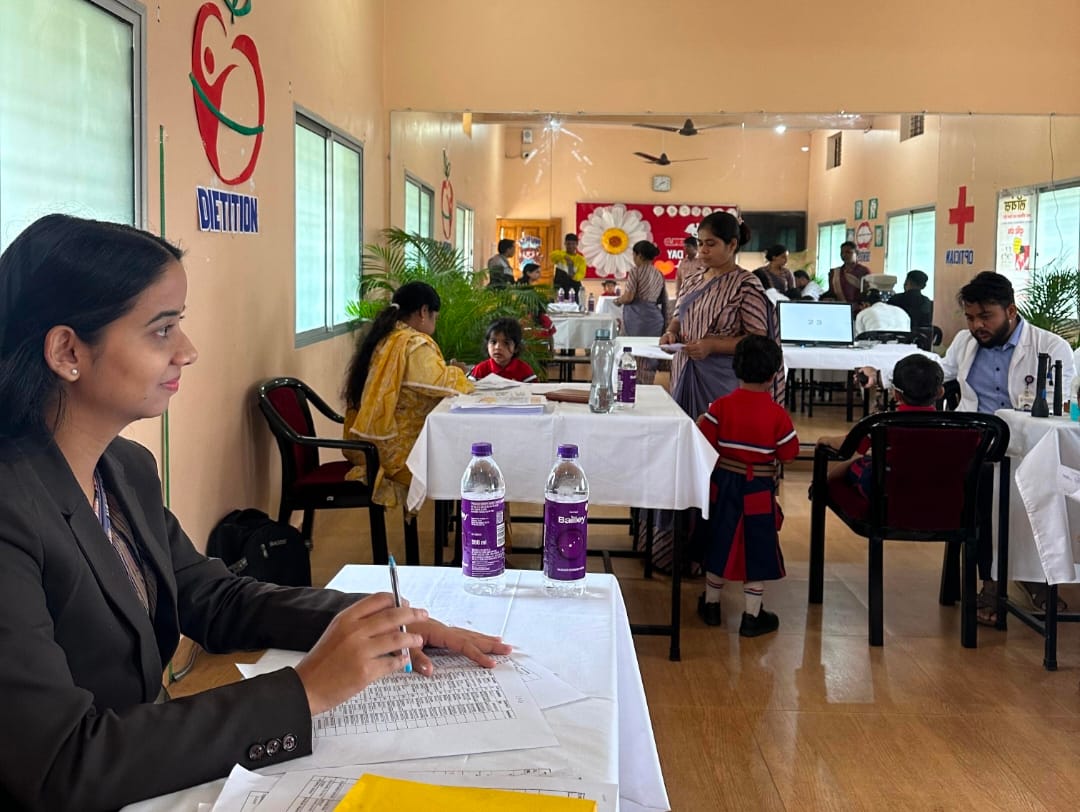 यूनिक इंटरनेशनल स्कूल में प्राथमिक चिकित्सा परीक्षण शिविर का आयोजन