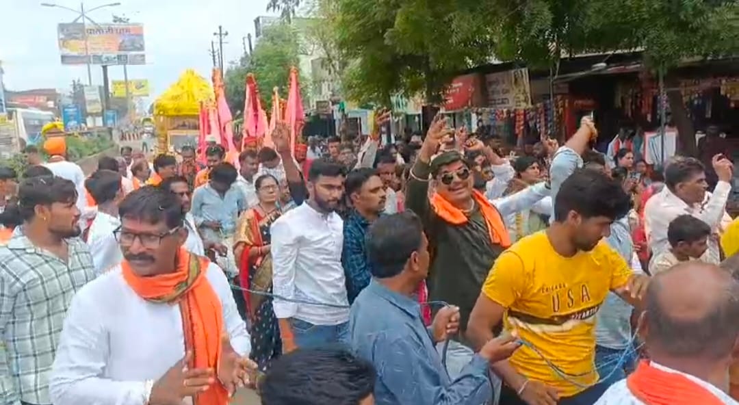 अमरावती से दादाजी महाराज का निशान पैदल लेकर निकले थे जो कि आज 3 तारीख को दादाजी मंदिर में निशान को अर्पित किया जाएगा