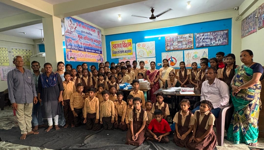 आवासीय विद्यालय के बच्चों का किया स्वास्थ्य परीक्षण बड़वाह मां ऊं नर्मदा मुक बधिर एवं द्रष्टि बाधित निशुल्क आवासीय विद्यालय सुराणा नगर मे शासकीय अस्पताल से राष्ट्रीय बाल स्वास्थ्य कार्यक्रम टीम द्वारा बच्चों का स्वास्थ्य परीक्षण किया गया