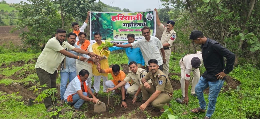 हरियाली महोत्सव के अंतर्गत जिले के बखतगढ़ थाना में वृक्षारोपण कार्यक्रम सम्पन्न हुआ