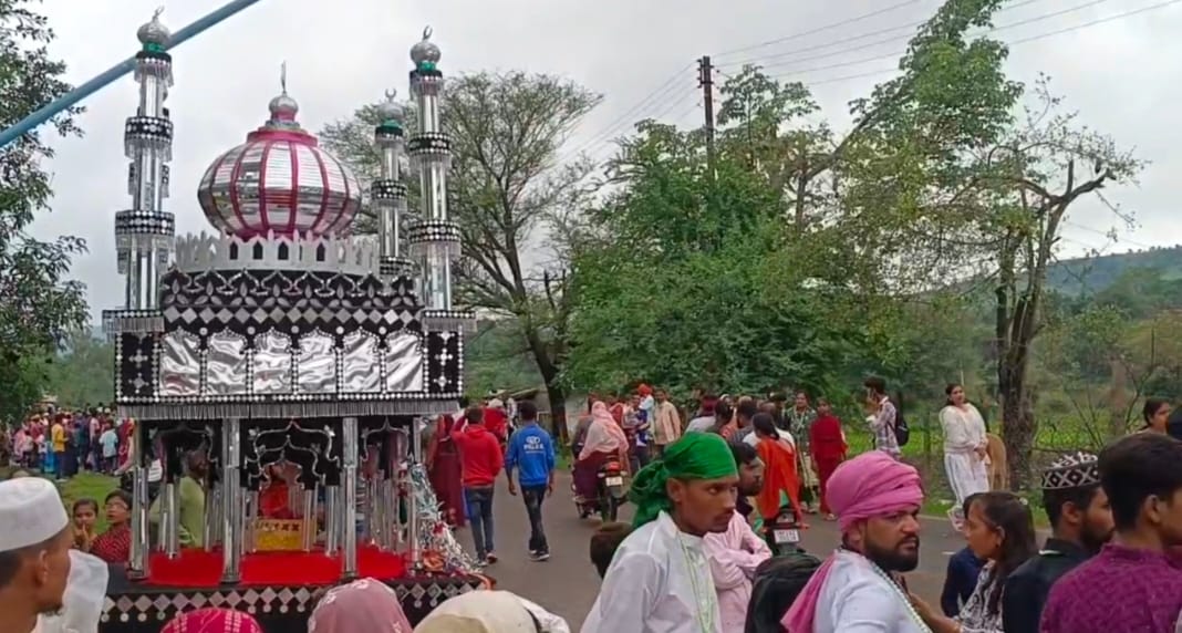 मोहर्रम के मौके पर तेज घाट कर्बला में रही भीड़ जगह-जगह लंगर का एतराम किया गया