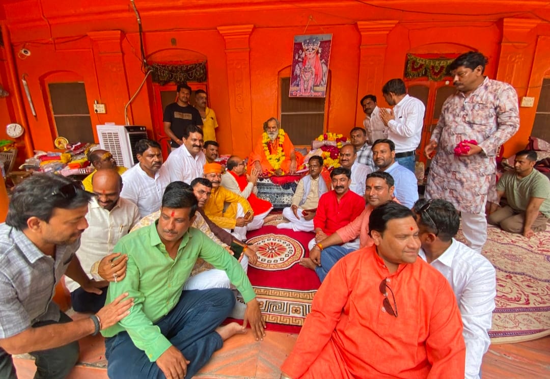 गुरु पूर्णिमा के अवसर पर भाजपा नगर द्वारा धार्मिक स्थलों पर पहुंचकर संतों का किया सम्मान