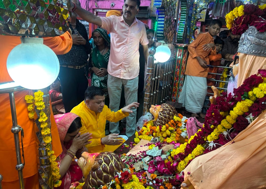 गुरु पूर्णिमा पर गौ सेवा और भक्ति में लीन दिखे महेश पटेल और विधायक सेना पटेल रामदेव जी मंदिर में दर्शन कर लिया आशीर्वाद, भंडारे में की परोसगारी