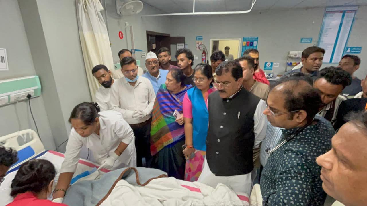 मोटर साइकल सवार को डंपर ने पीछे से टक्कर मारी, 1 महिला की मौत 2 घायल, बच्ची की हालत नाजुक