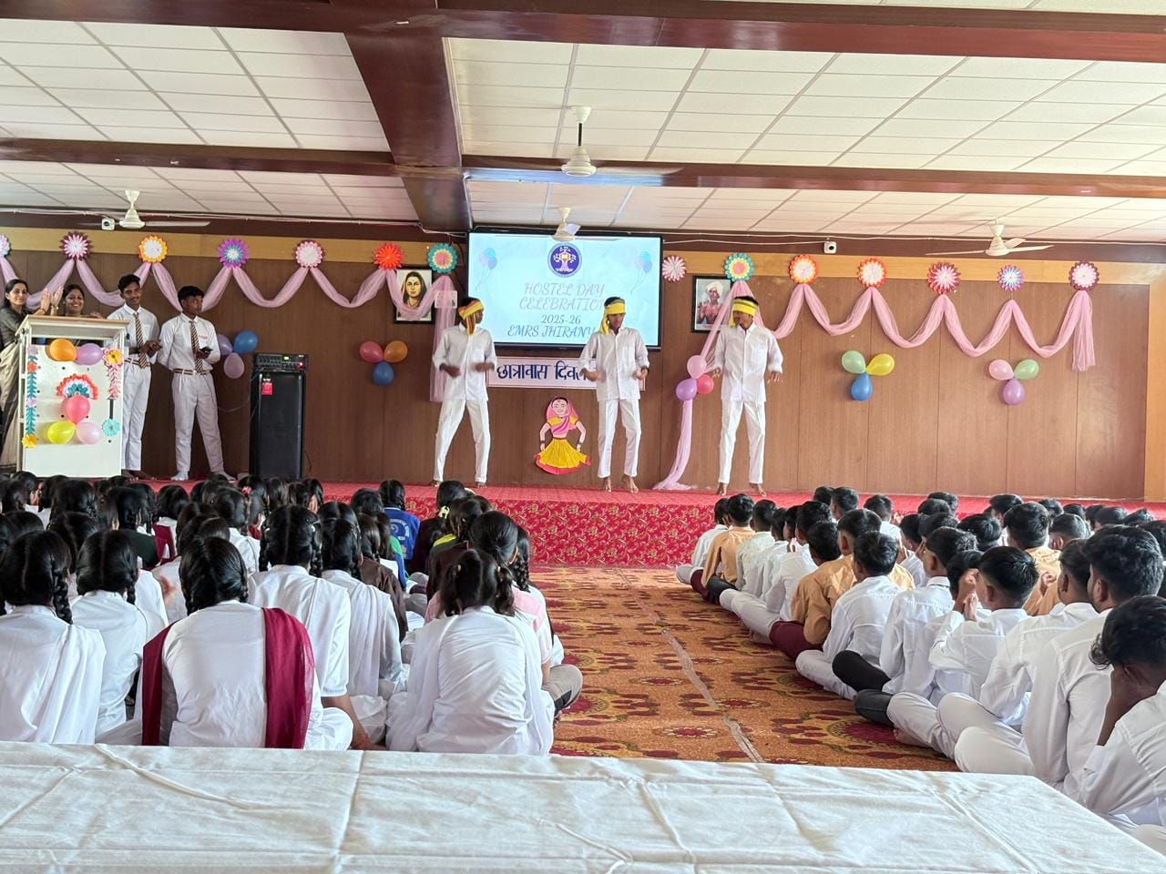 एकलव्य विद्यालय झिरन्या में छात्रावास दिवस मनाया