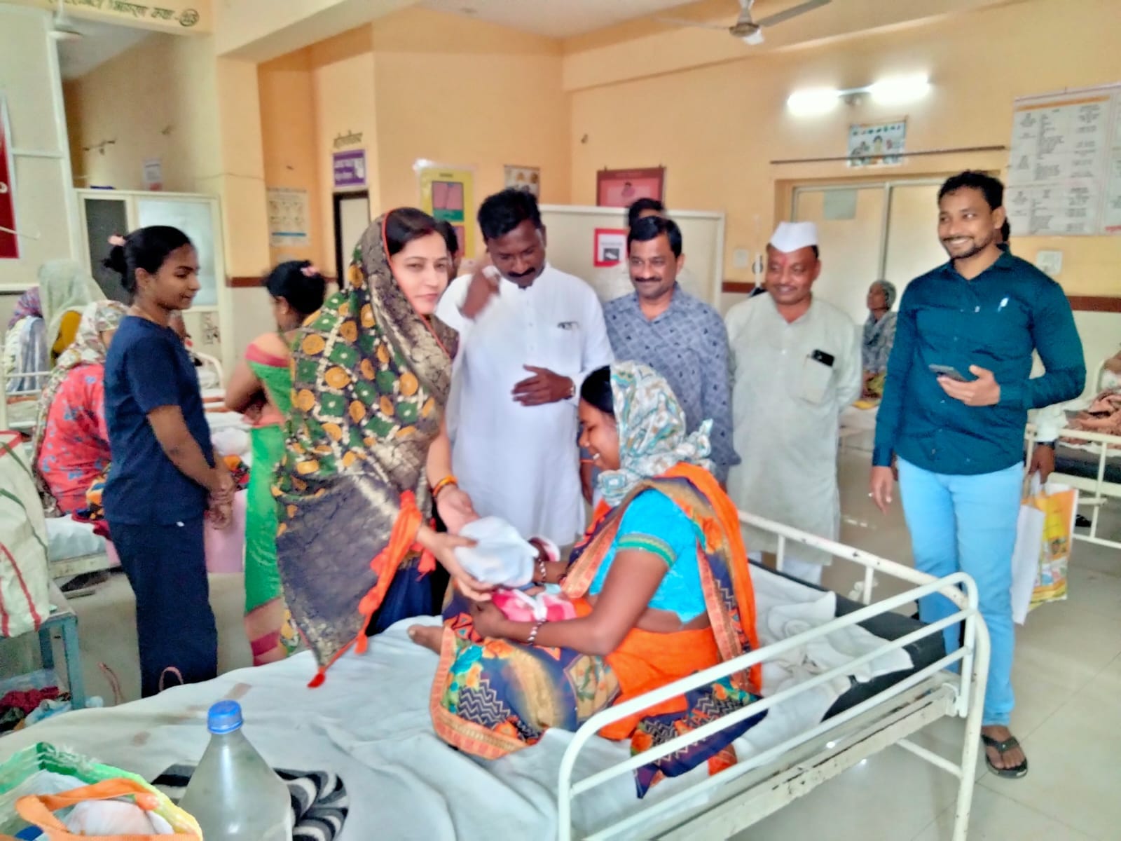 नप अध्यक्ष साधना तिवारी ने फल बाटकर मनाया