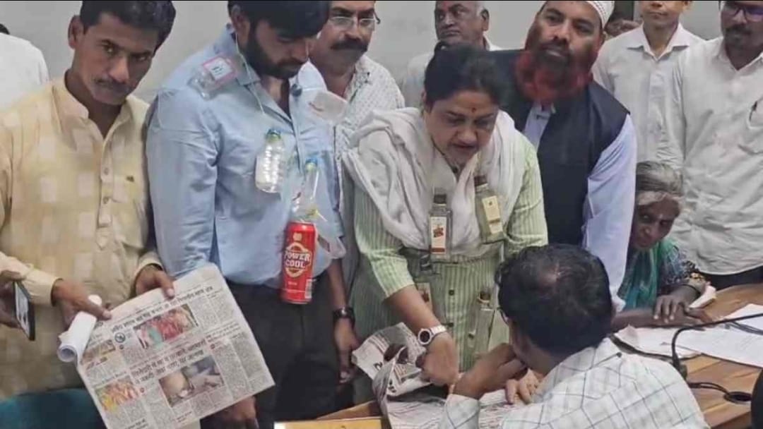 खंडवा में अवैध शराब का साम्राज्य! कांग्रेस का बोटल माला आंदोलन — ‘शराब माफिया और प्रशासन की मिलीभगत से बर्बाद हो रहे घर