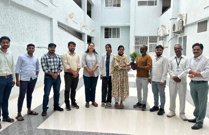 सिविल अस्पताल में इंडोर प्लांट लगाकर मनाया जन्मदिन, सहकर्मियों ने दी बधाई