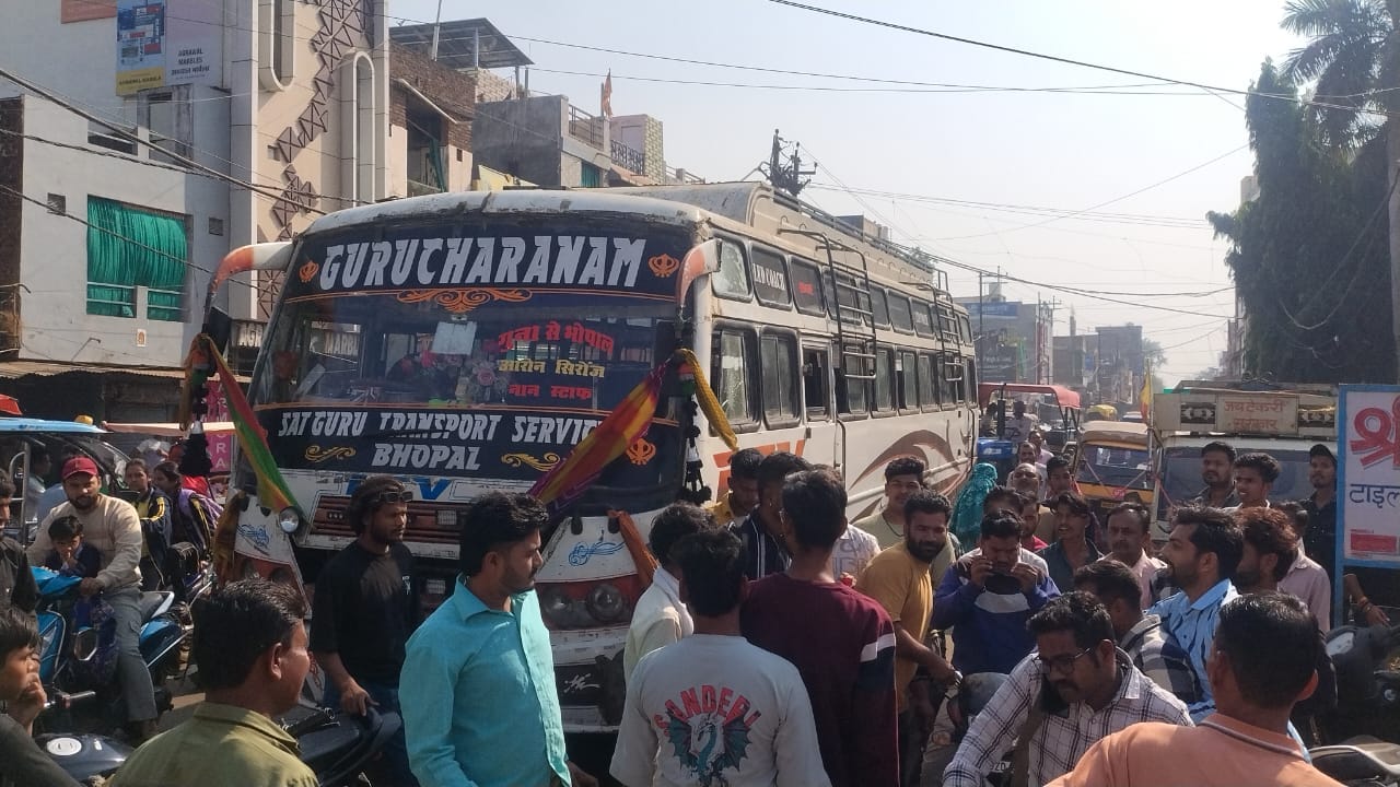 बजरंगगढ़ रोड पर बस ने गायों को मारी टक्कर, एक की मौत, लोगों ने बस रोकी