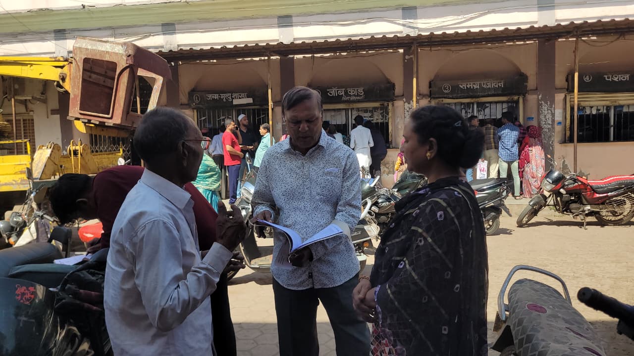 दुखी परिवार की सहायता करने में मिलती है मन को शांति, प्राप्त होता है पुण्य। पीएम रिपोर्ट एवं मृत्यु प्रमाण पत्र बनवाने में भी समाजसेवियों ने किया मृतक की पत्नी का सहयोग