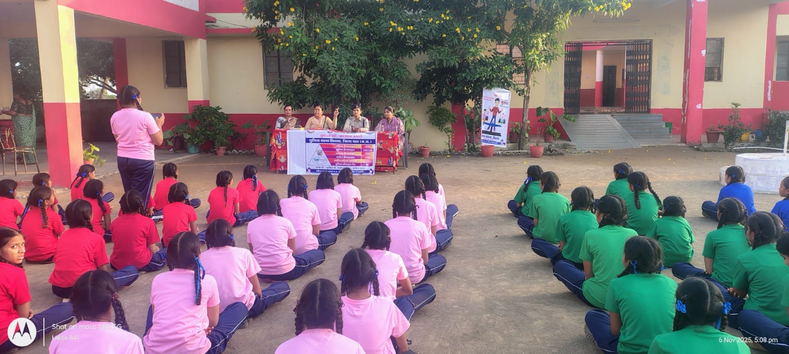 पुलिस मुख्यालय भोपाल द्वारा चलाए जा रहे ऑपरेशन मुस्कान के तहत धार जिल के तिरला थाना अंतर्गत दिनांक 06/11/25 को कस्तूरबा गांधी बालिका छात्रावास ज्ञानपुरा तिरला थाना प्रभारी स्टाफ के साथ पहुँचकर जन जागरुकता अभियान एवं मुस्कान अभियान के संबंध में बालिकाओं को जानकारी दी गई