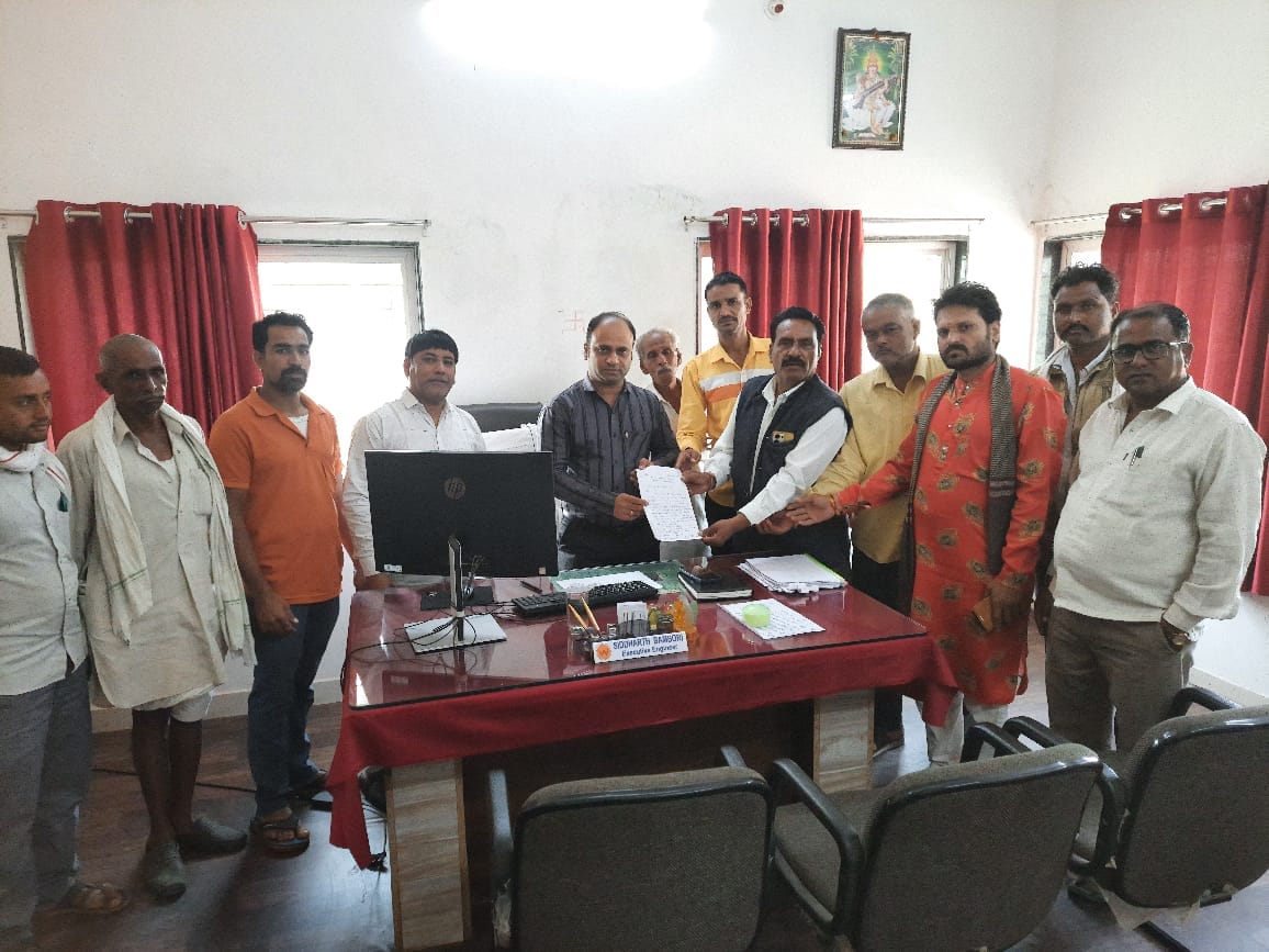 किसानों ने विद्युत अधिकारी को ज्ञापन देकर, समस्या का जल्द निराकरण नहीं होने पर दी आंदोलन की चेतावनी