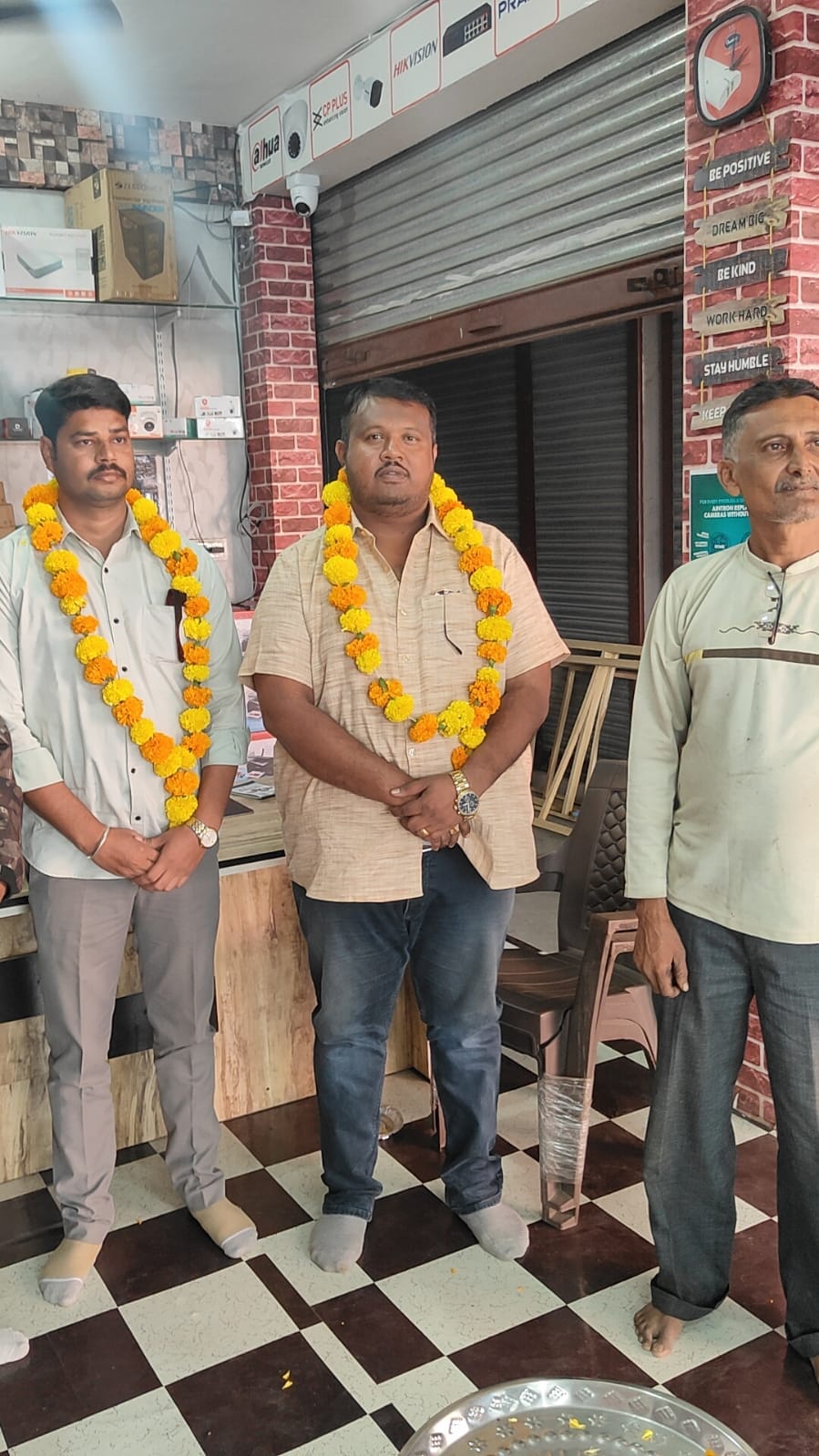 मनावर मध्य प्रदेश में आम आदमी पार्टी ने धरातल स्तर पर मध्य प्रदेश जोड़ों अभियान विभिन्न प्रकार के कार्यक्रम आयोजित करने हेतु एवं जनता से सिधा संवाद स्थापित करने हेतु मध्य प्रदेश पूर्व अध्यक्ष प्रिंस अर्पित कडुलना अजा प्रकोष्ठ मनावर दौरे पर पहुंचे वहां कार्यकर्ताओं से मुलाकात